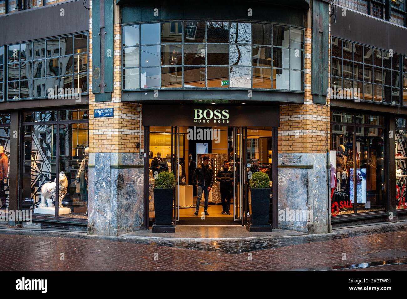 Ein Blick auf die Hugo Boss store. an diesem Tag das Ende der Saison, die  am Schwarzen Freitag begann Mark. In Amsterdam, Tausende von Touristen und  Leute nahmen die wichtigsten Einkaufsstraßen in