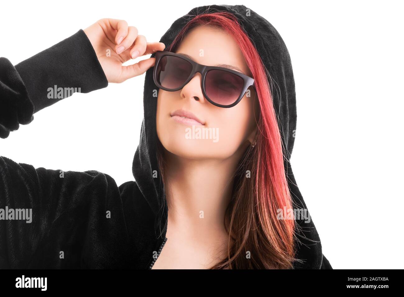 Schöne stilvolle Mädchen mit schwarzen Kapuzenpullover und Sonnenbrille, auf weißem Hintergrund. Tomboy Weibchen mit schwarzen Kapuzenpullover und Sonnenbrille. Rebel Konzept. Stockfoto