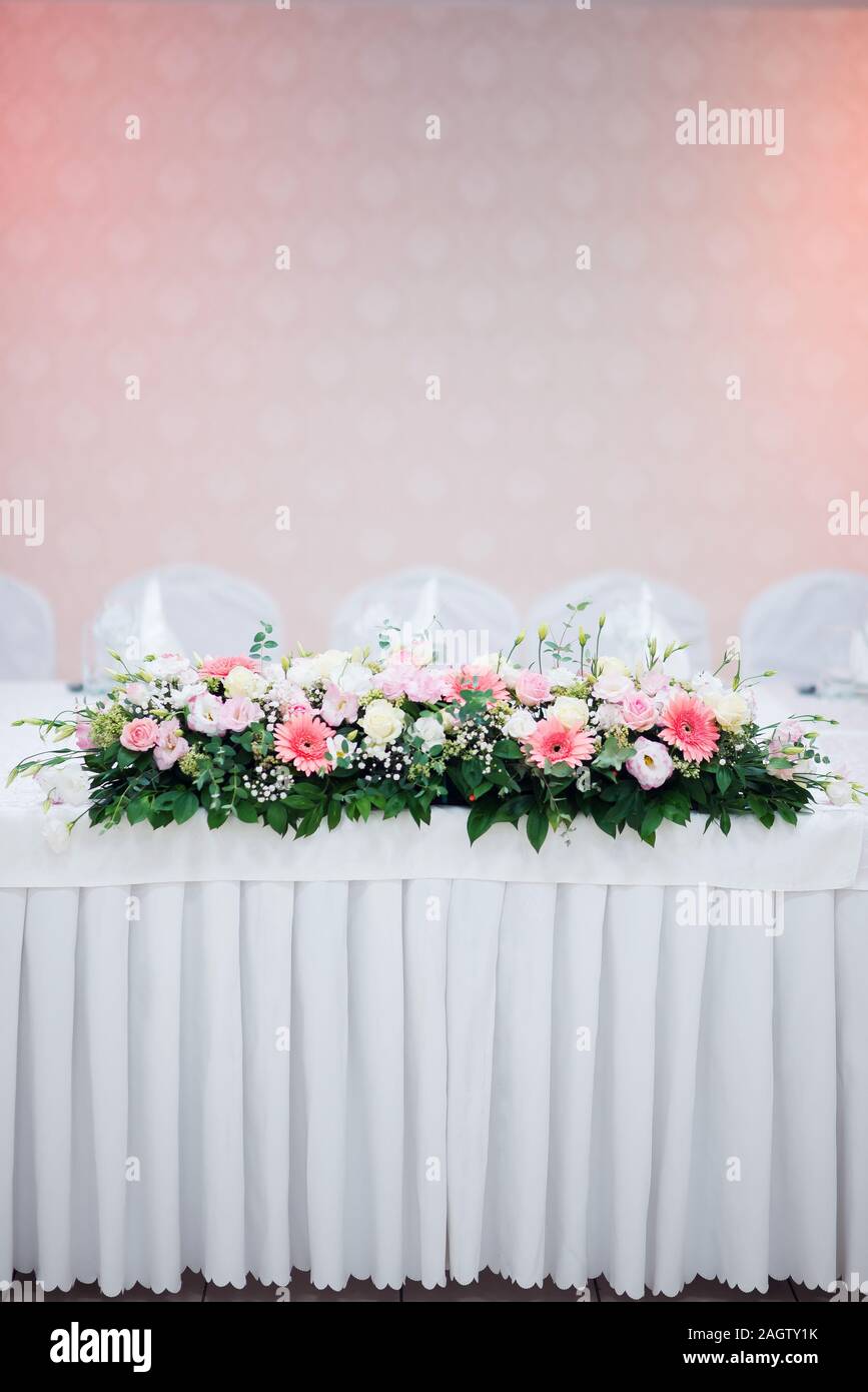 Braut und Bräutigam Hochzeit Feier Tisch mit Blumen Dekoration vertikale Stockfoto
