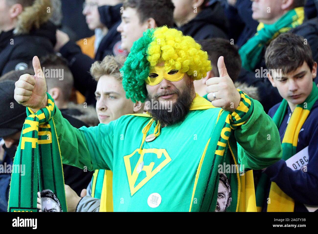 Norwich, UK. 21 Dez, 2019. Norwich Fans beim Premier League Spiel zwischen Norwich City und Wolverhampton Wanderers im Carrow Road am 21. Dezember 2019 in Norwich, England. Credit: PHC Images/Alamy leben Nachrichten Stockfoto