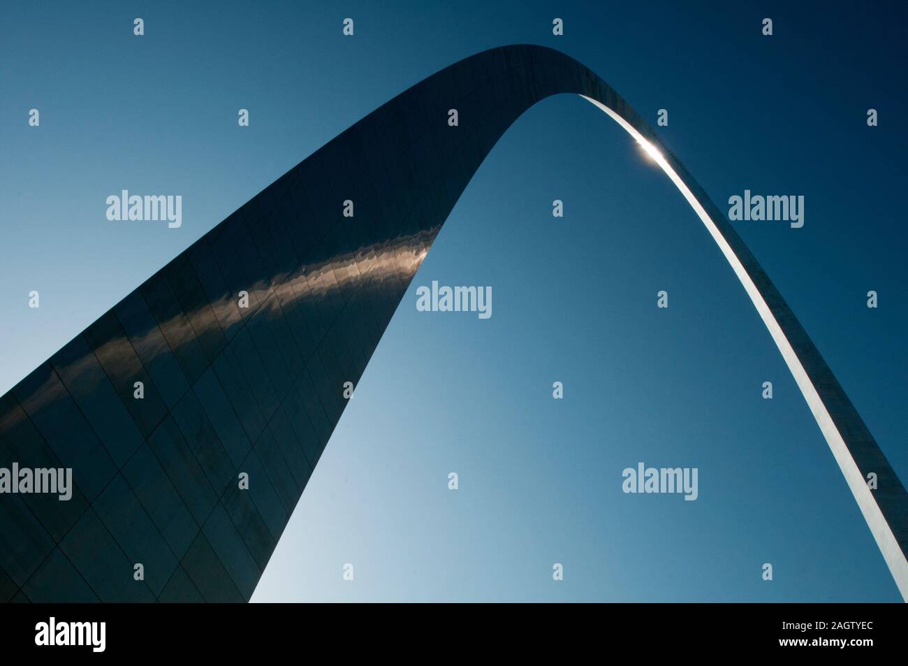 Detail der Gateway Arch in St. Louis, MO, vom Architekten Eero Saarinen entworfen und 1965 fertiggestellt. Der Grenzstein steht am Mississippi River. Stockfoto