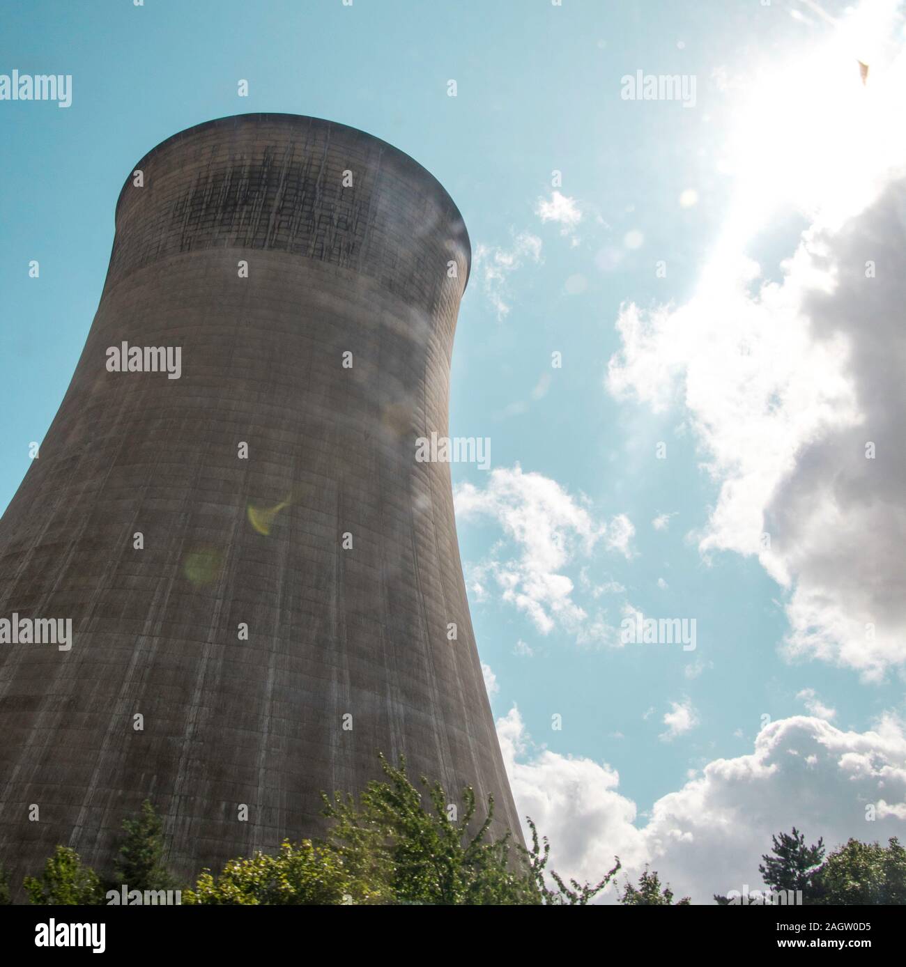 Riesige industrielle Schornstein steht hoch über der Landschaft in Lincolnshire. Stockfoto
