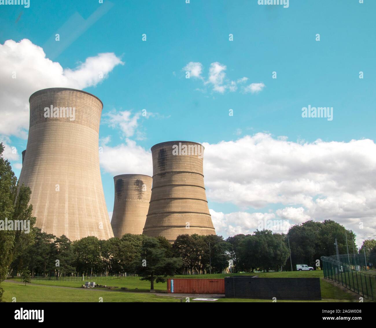 Riesige industrielle Schornstein steht hoch über der Landschaft in Lincolnshire. Stockfoto
