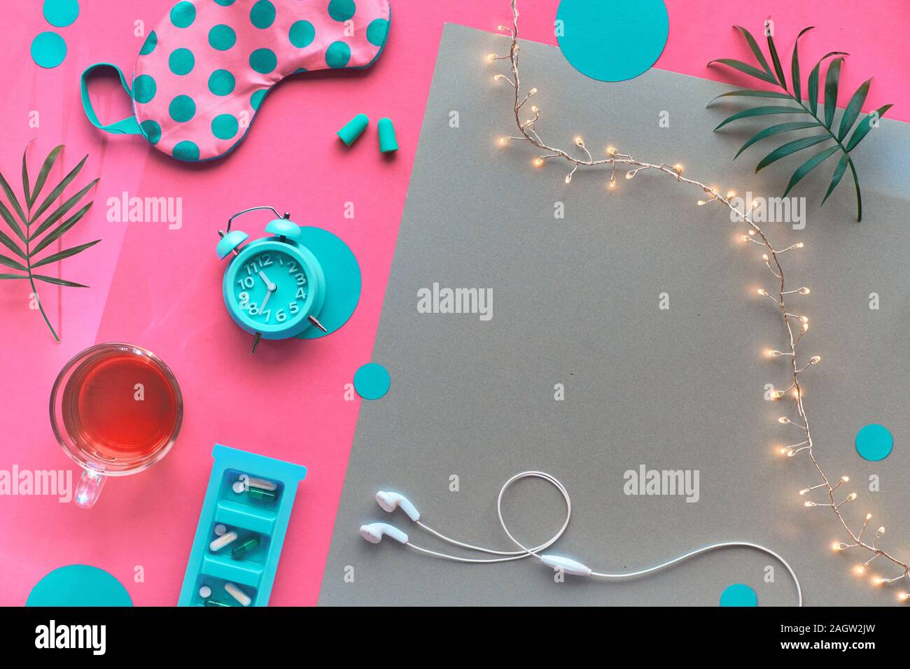 Gesunder Schlaf kreatives Konzept. Schlafmaske, Wecker, Kopfhörer,  Ohrhörer, Kaffee und Pillen. Split rosa und Handwerk Papier Hintergrund mit  Licht Stockfotografie - Alamy