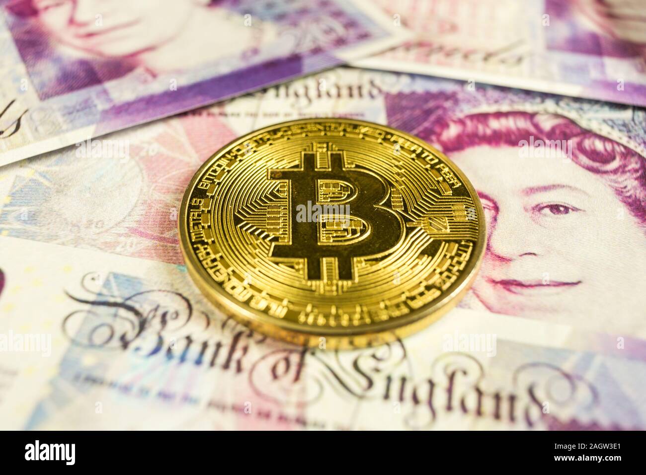 Cryptocurrency gold Bitcoin Münze auf ein Britisches Pfund Sterling Rechnungen. - Hautnah, makroaufnahme - pan Bewegung Stockfoto