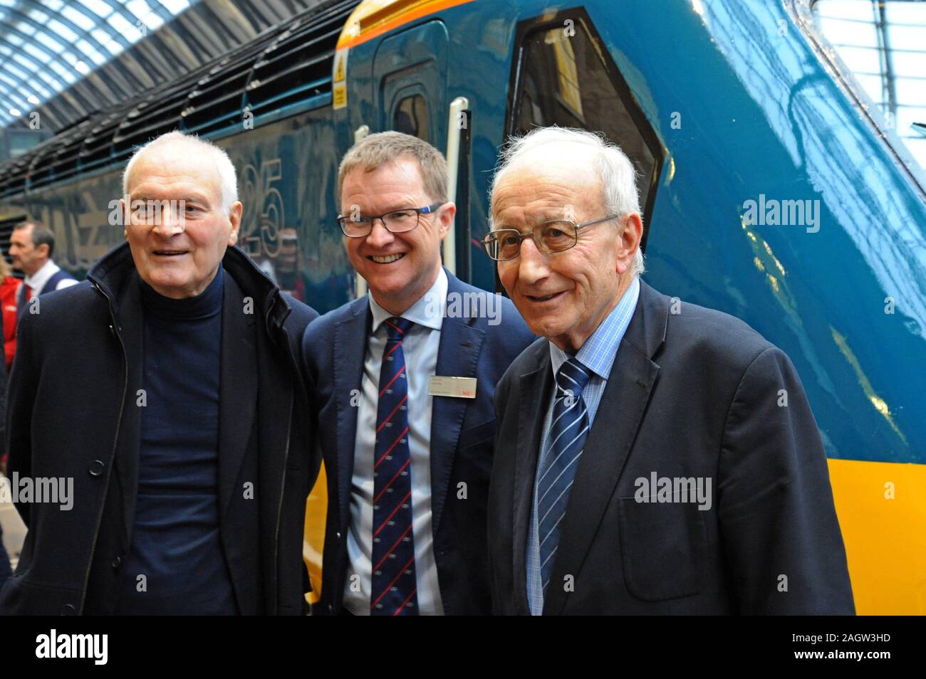 Bahnhof King's Cross, London, UK. Dezember 2019 21. London North Eastern Railway Company restauriert ein InterCity 125 zu seiner ursprünglichen British Rail livery für einen speziellen 4-tägigen Tour rund um die Lner Netzwerk wie die Züge Ende 40 Jahre Service auf der East Coast Main Line. Sir Kenneth Grange die Lok Designer wirft mit LNER MD David Horne und David Russell, BR Ingenieur, HST auf der East Coast Main Line eingeführt. G.P. Essex/Alamy leben Nachrichten Stockfoto