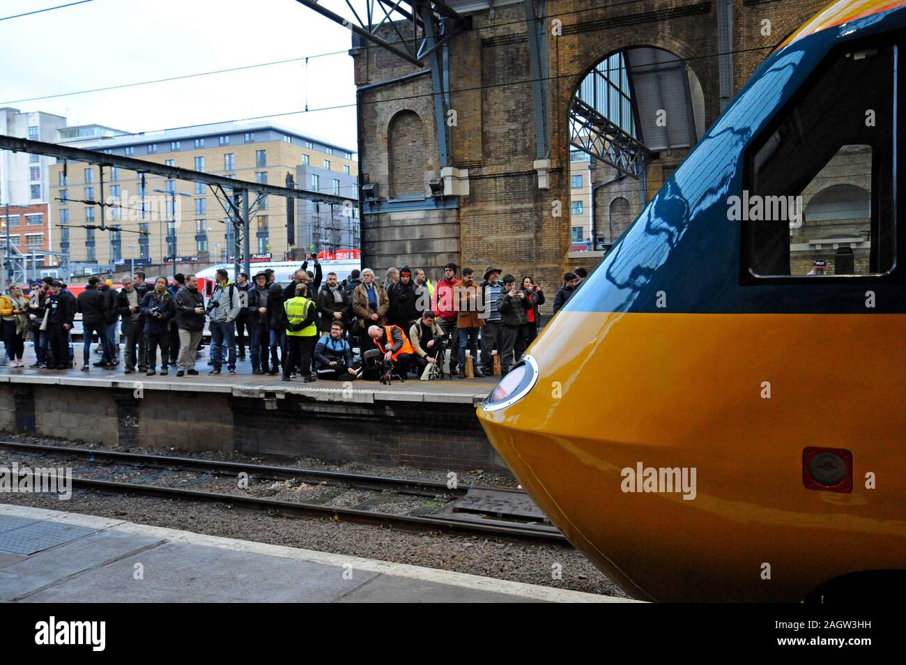 Bahnhof King's Cross, London, UK. Dezember 2019 21. London North Eastern Railway Company restauriert ein InterCity 125 zu seiner ursprünglichen British Rail livery für einen speziellen 4-tägigen Tour rund um die Lner Netzwerk wie die Züge Ende 40 Jahre Service auf der East Coast Main Line. Über 200 Fans im Kings Cross Station für das Ende der Tour gesammelt. G.P. Essex/Alamy leben Nachrichten Stockfoto