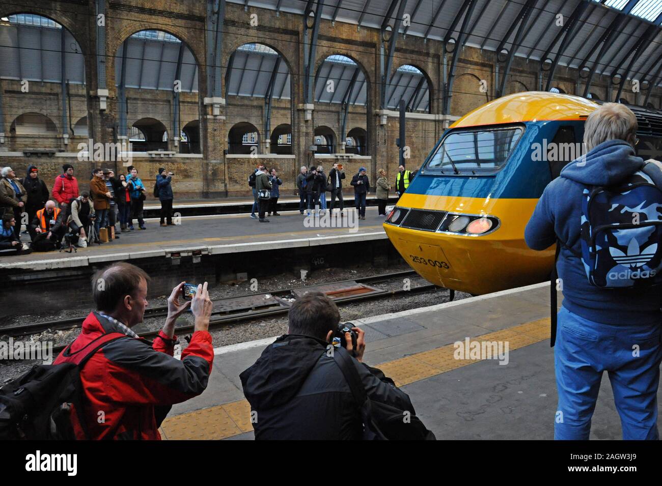Bahnhof King's Cross, London, UK. Dezember 2019 21. London North Eastern Railway Company restauriert ein InterCity 125 zu seiner ursprünglichen British Rail livery für einen speziellen 4-tägigen Tour rund um die Lner Netzwerk wie die Züge Ende 40 Jahre Service auf der East Coast Main Line. Über 200 Fans im Kings Cross Station für das Ende der Tour gesammelt. G.P. Essex/Alamy leben Nachrichten Stockfoto