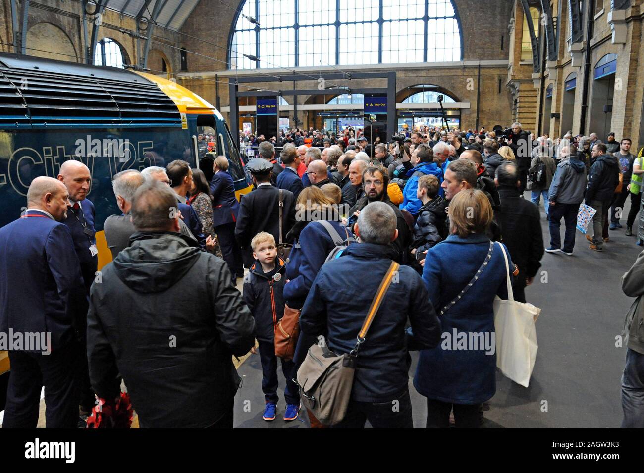 Bahnhof King's Cross, London, UK. Dezember 2019 21. London North Eastern Railway Company restauriert ein InterCity 125 zu seiner ursprünglichen British Rail livery für einen speziellen 4-tägigen Tour rund um die Lner Netzwerk wie die Züge Ende 40 Jahre Service auf der East Coast Main Line. Über 200 Fans im Kings Cross Station für das Ende der Tour gesammelt. G.P. Essex/Alamy leben Nachrichten Stockfoto
