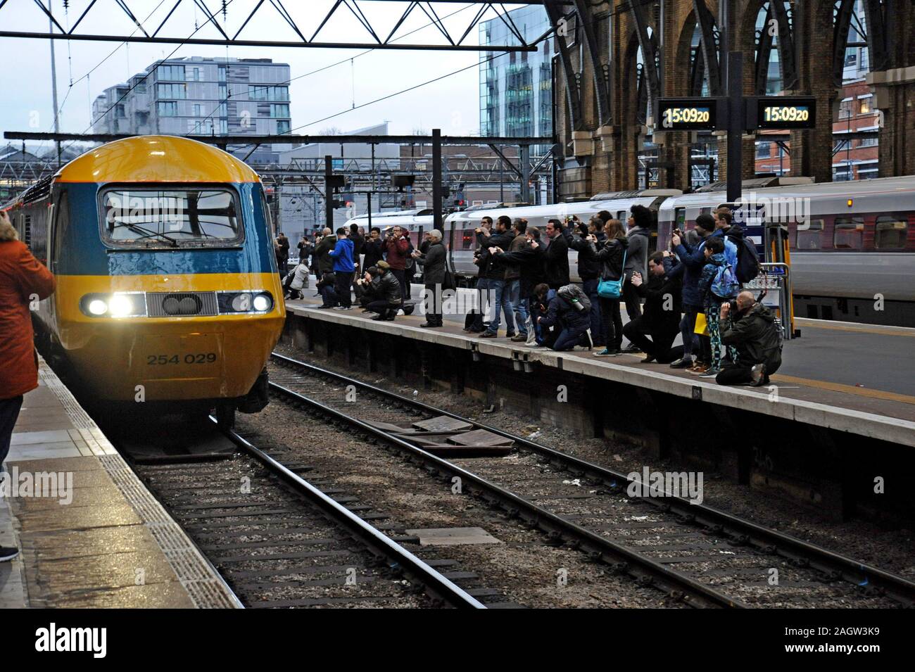 Bahnhof King's Cross, London, UK. Dezember 2019 21. London North Eastern Railway Company restauriert ein InterCity 125 zu seiner ursprünglichen British Rail livery für einen speziellen 4-tägigen Tour rund um die Lner Netzwerk wie die Züge Ende 40 Jahre Service auf der East Coast Main Line. Über 200 Fans im Kings Cross Station für das Ende der Tour gesammelt. G.P. Essex/Alamy leben Nachrichten Stockfoto