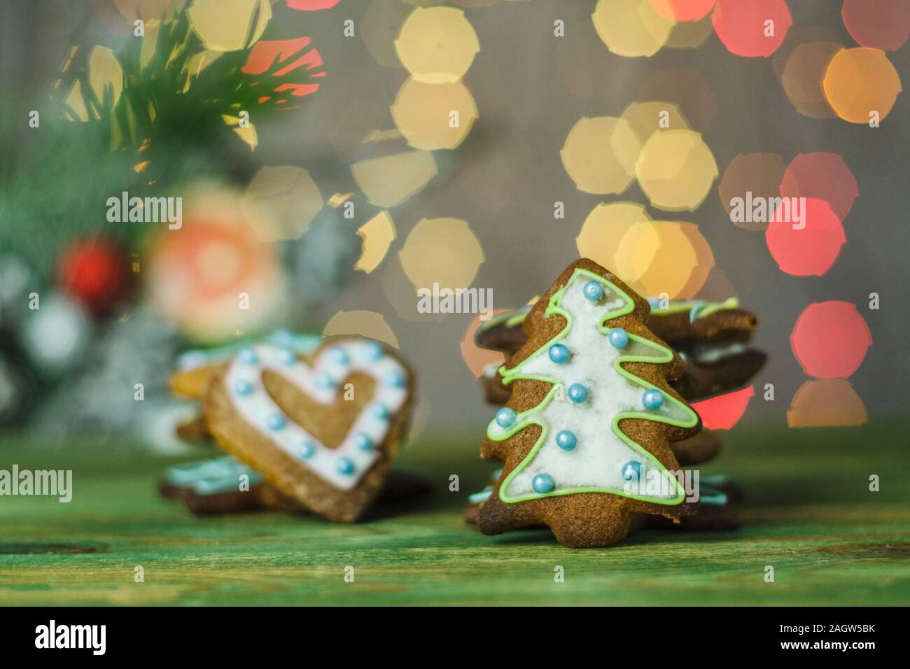 Delicious dekoriert Weihnachtsgebäck auf Bokeh Hintergrund Stockfoto