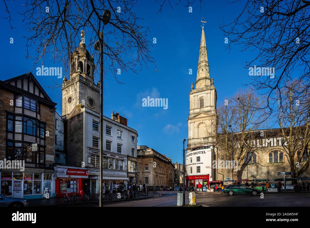 Christus Kirche mit St Owen & Allerheiligen Kirche in Bristol, Avon, Großbritannien am 21. Dezember 2019 Stockfoto