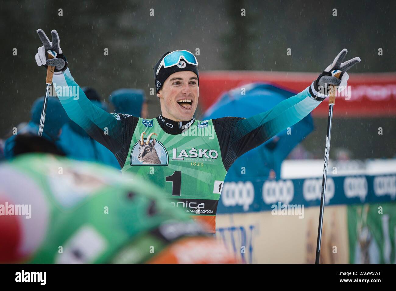 Lucas Chanavat von Frankreich feiert am Ziel nach dem Gewinn der COOP FIS Langlauf Weltcup Sprint den freien Wettbewerb in Planica. Stockfoto