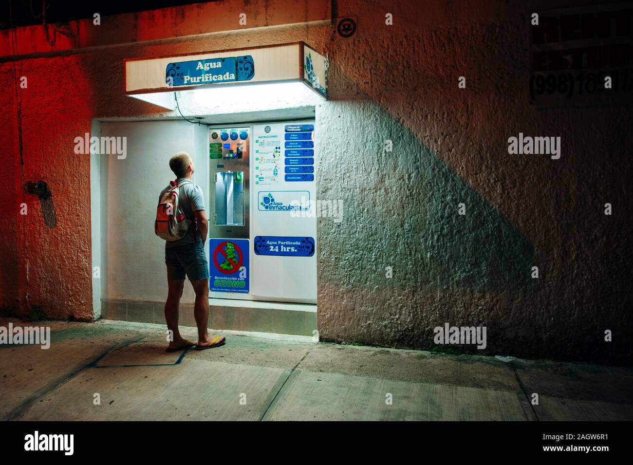 Cancun, Mexiko - Oktober 2019 Zurück Blick auf junge mit ATM Geldautomaten Männlich Stockfoto