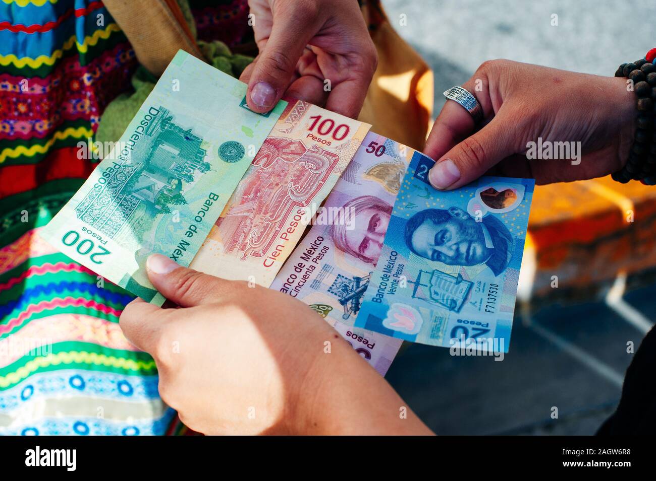 Hände zählen Mexikanischen Geld. Cancun, Mexiko - Juni, 2019 Stockfoto