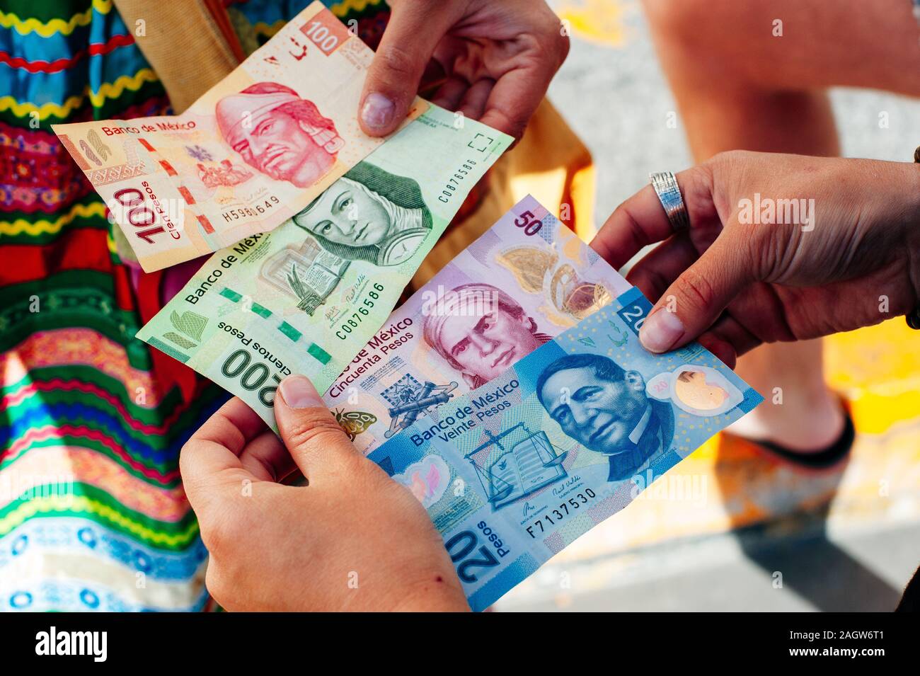 Hände zählen Mexikanischen Geld. Cancun, Mexiko - Juni, 2019 Stockfoto