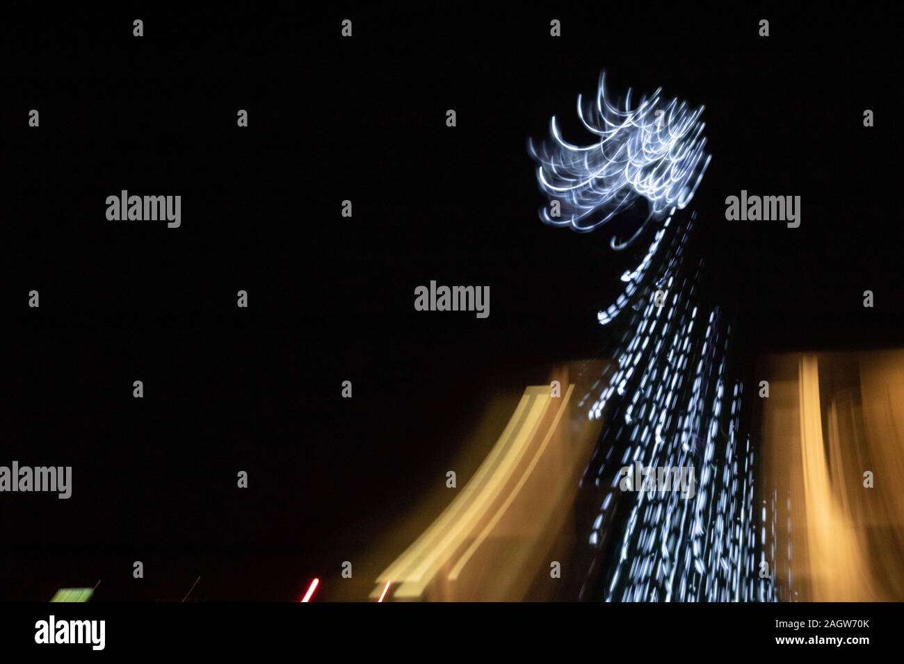Dezember 15, 2019: Ein beleuchteter Weihnachtsbaum Linien Solana Beach. (Bild: © rishi DekaZUMA Draht) Stockfoto