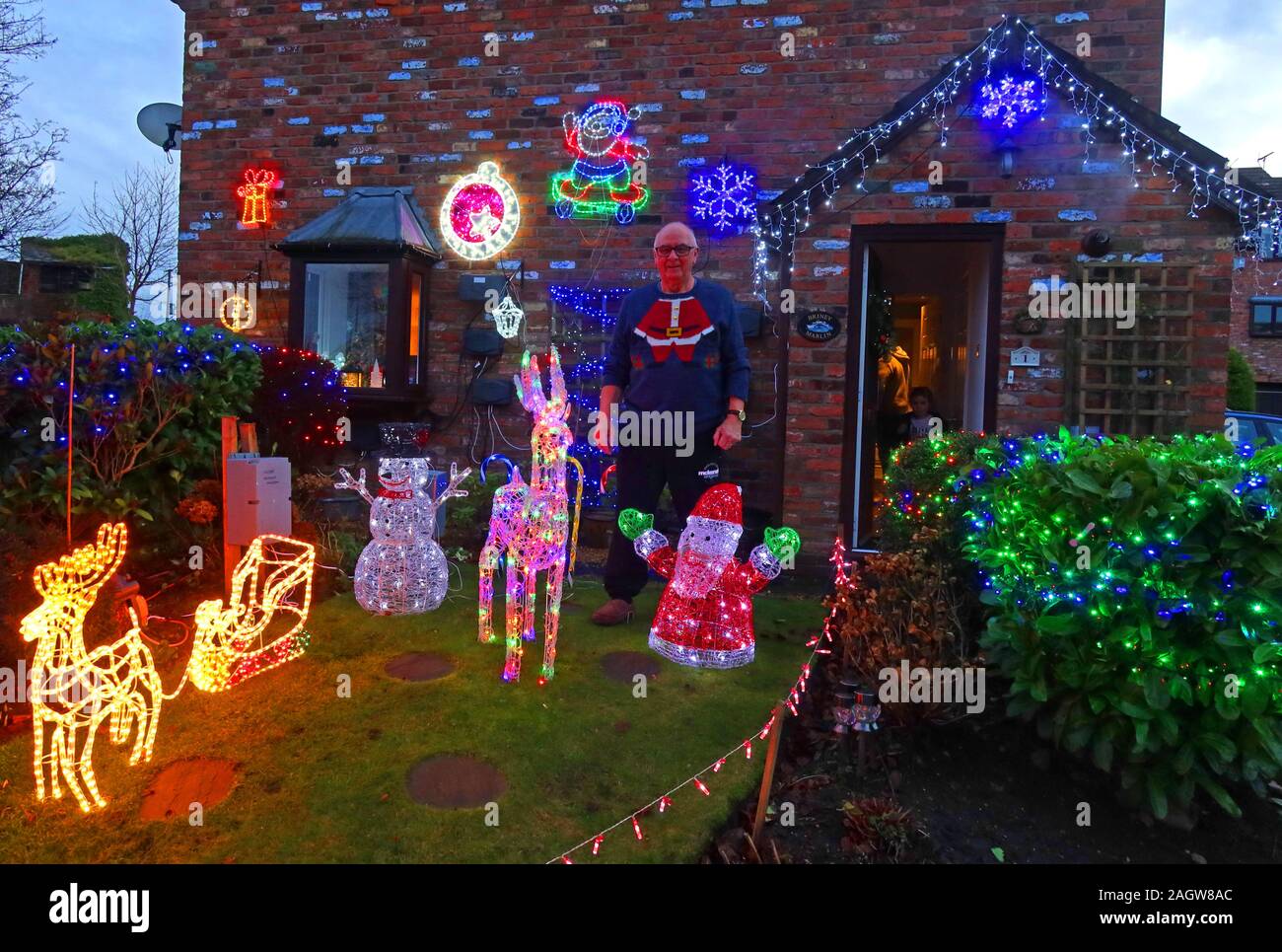 Stolz, Bewohner und umfangreiche Weihnachtsbeleuchtung, Bellhouse Lane, Grappenhall, Warrington, Cheshire, England, UK, WA4 2SG Stockfoto