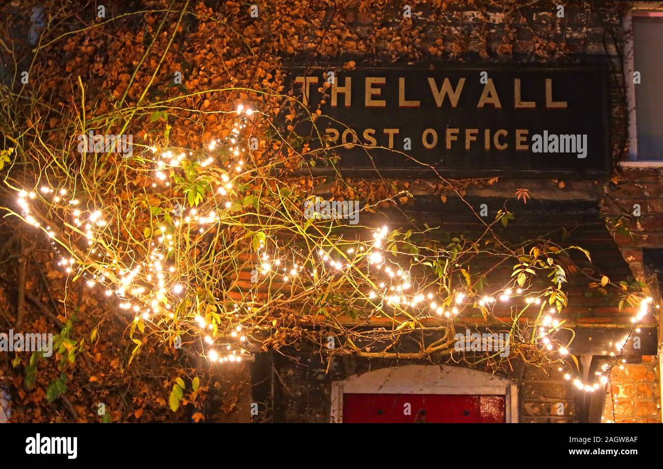 Thelwall Post, mit Weihnachtsbeleuchtung dekoriert, Bell Ln, Thelwall, Warrington, Cheshire, England, UK, WA4 2SU Stockfoto