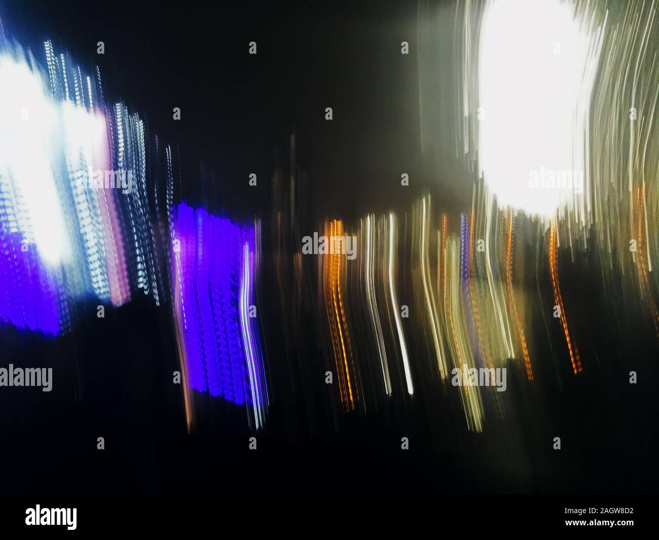 Abstrakt Langzeitbelichtung defokussierten Foto von Neon Linien der Lichter der Stadt von Phantom blauen, gelben und weißen Farben in der Nacht Stockfoto
