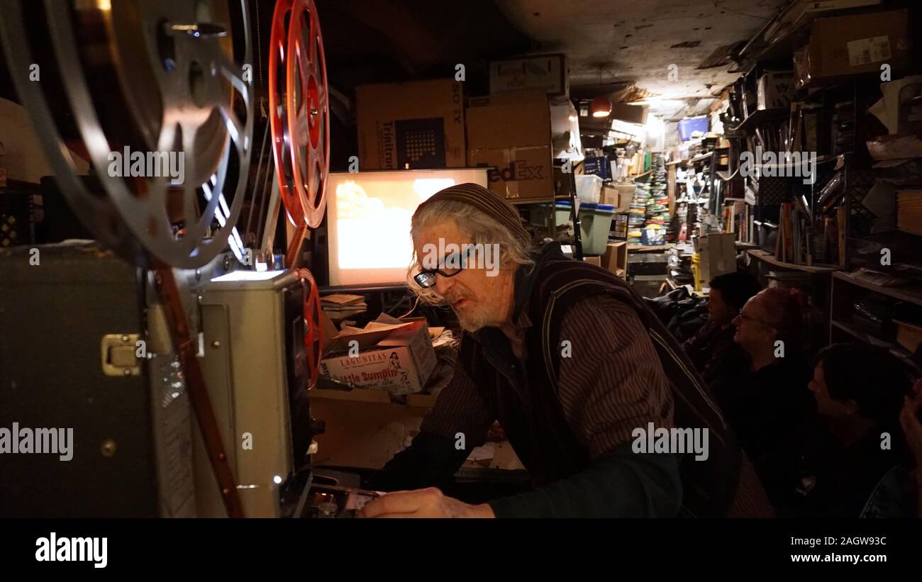 Experimentelle Filmemacher Craig Baldwin Projizieren eines 16-mm-Film in seinem Keller Archiv und Studio für Freunde. Baldwin ist der Kurator der anderen Kino. Stockfoto