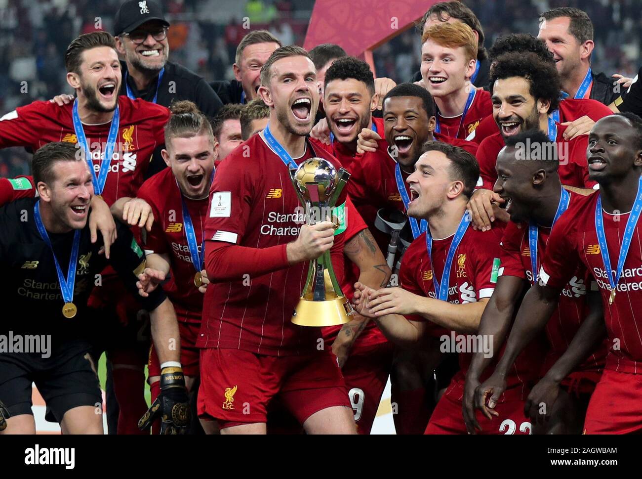Doha, Katar. 21 Dez, 2019. FC Liverpool Spieler feiern mit der Trophäe nach dem Finale der FIFA Club Weltmeisterschaft Katar 2019 gegen Flamengo in Doha, der Hauptstadt von Katar, Dez. 21, 2019. Credit: Nikku/Xinhua/Alamy leben Nachrichten Stockfoto