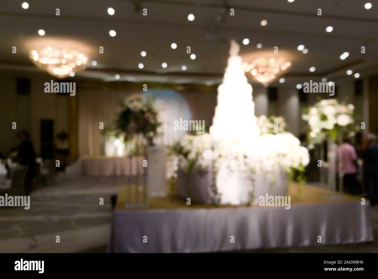Hochzeitstorte und Bühne verschwimmen Bild. unscharf Bild der Hochzeit mit Turm Kuchen für Luxus Hochzeit. Für die Liebe der Partei. Stockfoto