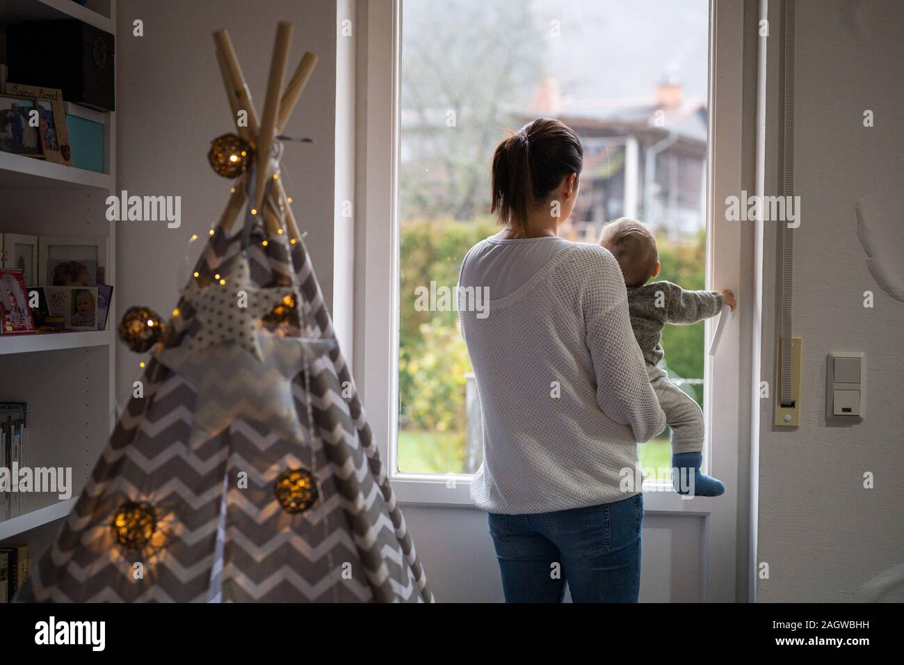 Deutschland. 11 Dez, 2019. Eine Frau, die ihren Namen nicht erwähnt möchten Sie hält ihren Sohn in die Arme und schaut aus dem Fenster. Sie überlebte den Tsunami in Thailand vor 15 Jahren, verlor aber ihre Mutter. (Dpa' 15 Jahre tsunami - "Ich dachte, dass niemand überlebt') Credit: Oliver Dietze/dpa/Alamy leben Nachrichten Stockfoto