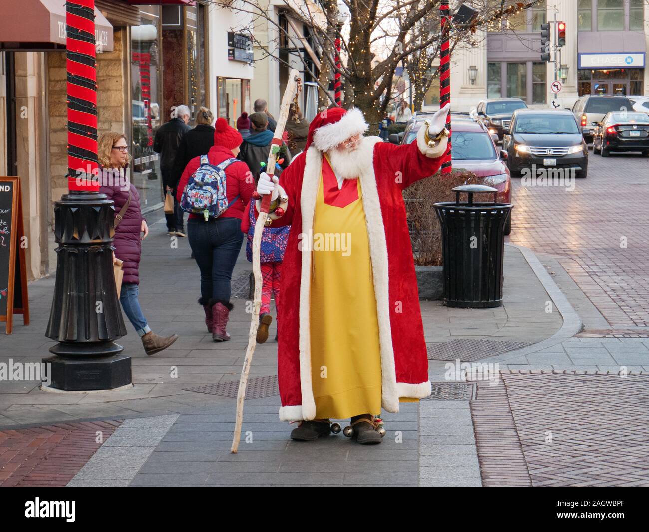 Santa claus winkt für vorbeifahrende Autos. Marion Street, Oak Park, Illinois. Stockfoto