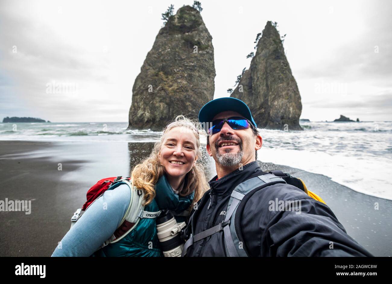Selfie Schuß von Mann und Frau auf Rialto Beach, Olympic National Park, Washington, USA. Stockfoto