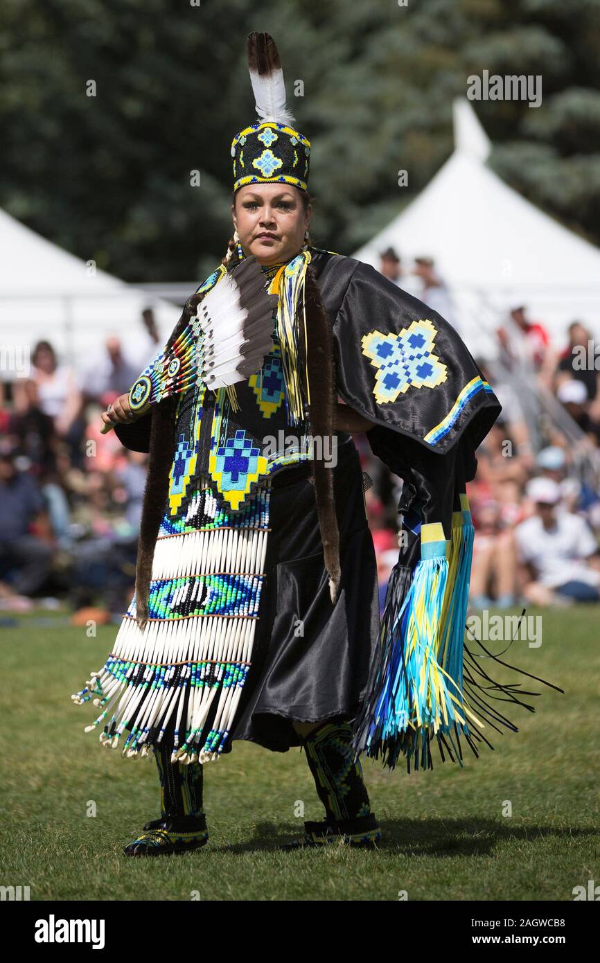 Indigene Frau tanzt am Canada Day powwow. Stockfoto