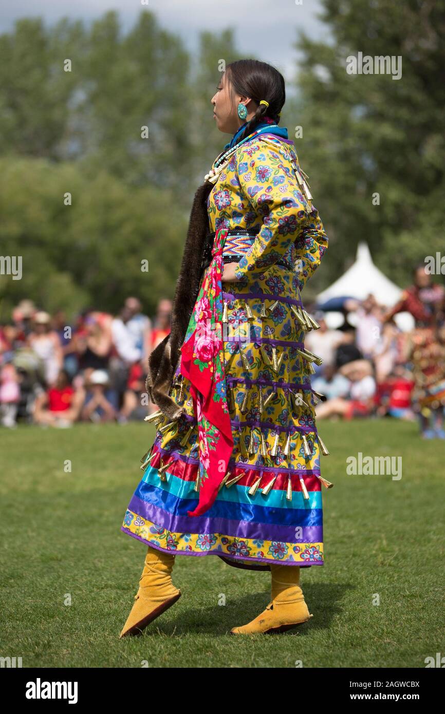 Indigene Frau, die während des Canada Day Powwow in Calgary Jingle-Tanz aufführt Stockfoto