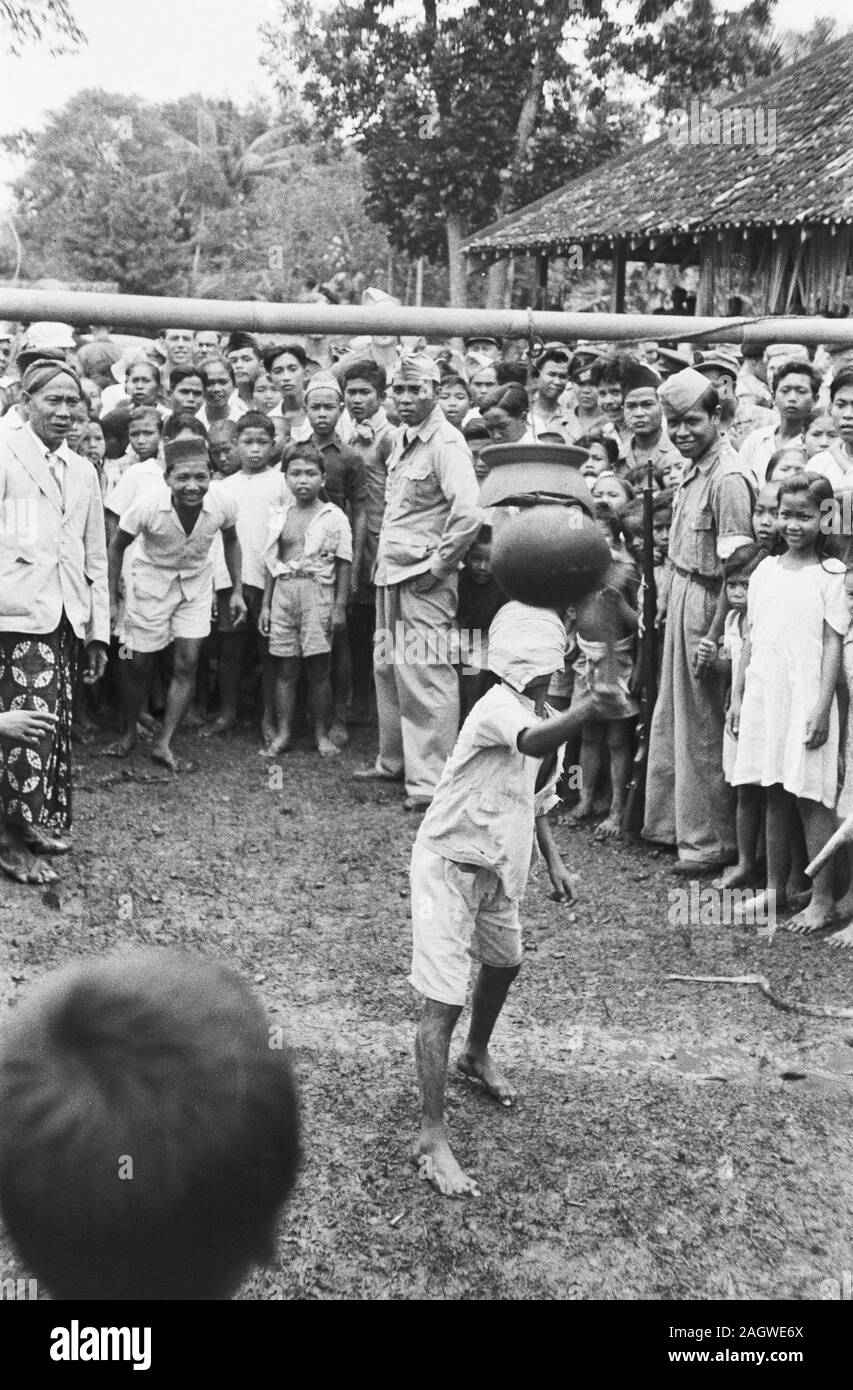 Augenbinde Kinder versuchen, ein irdenes Gefäß mit einem Stock zu schlagen; Datum 17. Dezember 1947; Standort Gombong, Indonesien, Niederländisch Ostindien, Purwokerto Stockfoto