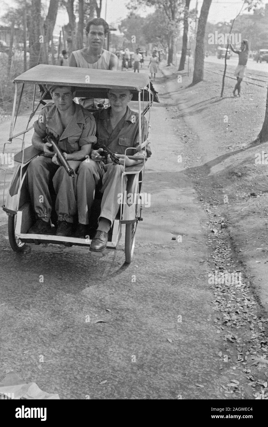 Zwei bewaffnete niederländische Soldaten in einem Bedjak in Batavia (Jakarta) Indonesien Ca. 1947 Stockfoto