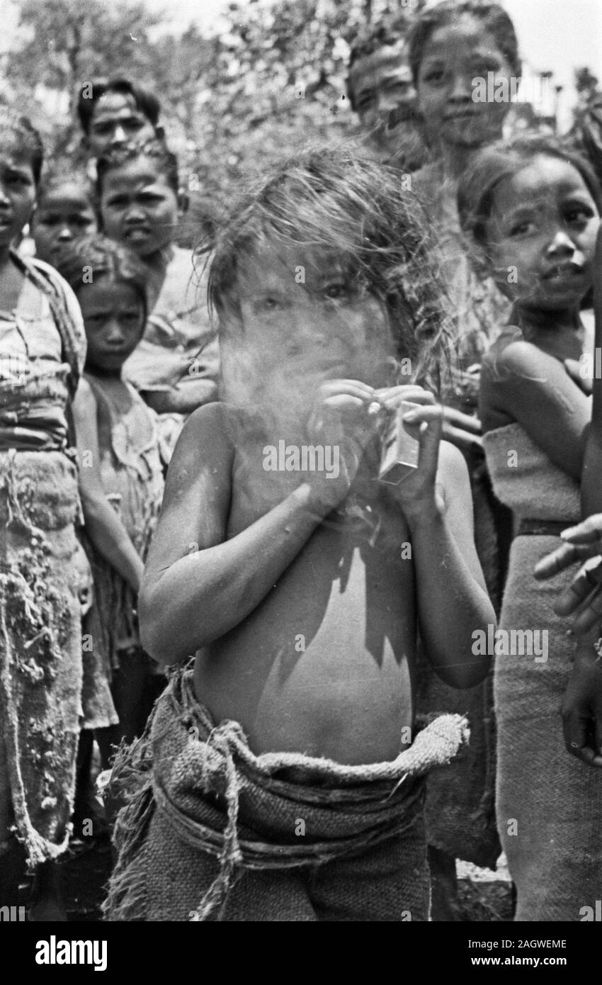 Ein junges Mädchen raucht eine Zigarette in Indonesien, Java, Niederländisch Ostindien, salatiga Ca. 1947 Stockfoto