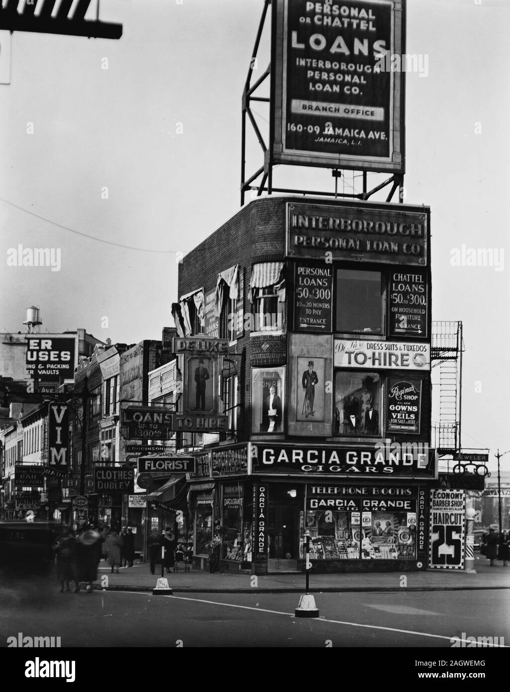 Reklametafeln, Schilder, Neon, für unzählige Unternehmen: Ein Darlehen Unternehmen, einen Smoking shop, Friseursalon, Zigarrenladen, ein Blumengeschäft und ein Bar & Grill. Stockfoto