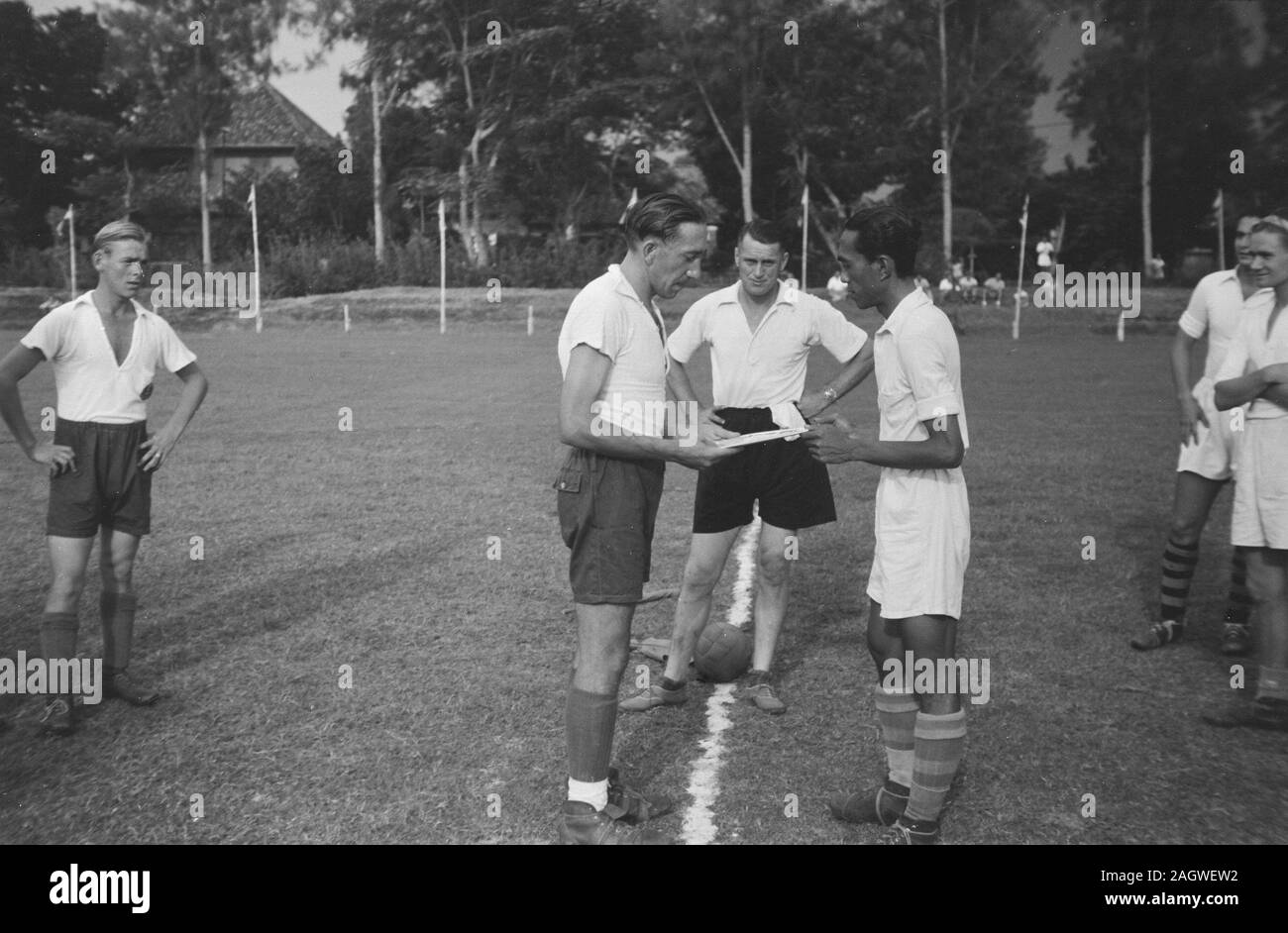 Vorbereitung für ein Fußballspiel; Datum April 1947 Ort Batavia, Indonesien, Jakarta, Niederländisch Ostindien Stockfoto