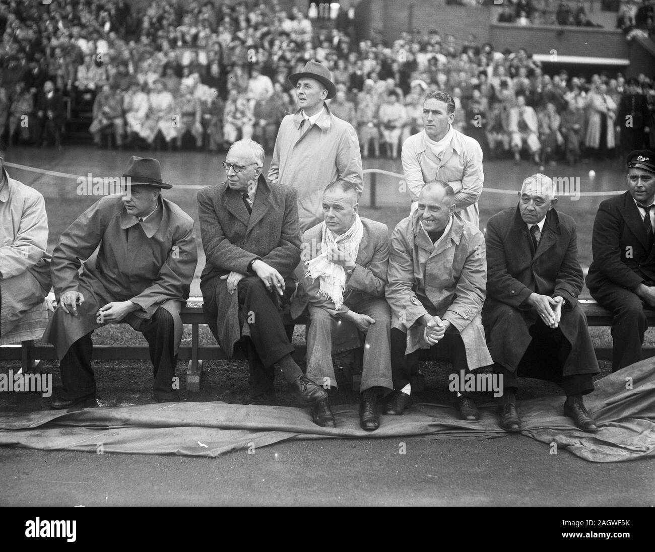 September 21, 1947 - Männer am Spielfeldrand beobachten Fußball Match zwischen der Schweiz und Holland (evtl. Trainer) Stockfoto