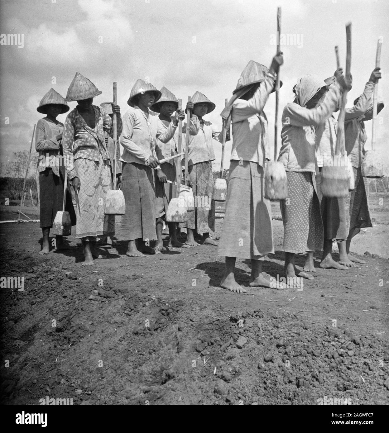Ein Deich Verletzung des Kali Perong verursacht eine Menge Schaden. Der Bau eines neuen Deich wurde sofort begonnen; Datum 19. Januar 1948; Standort Indonesien, Niederländisch Ostindien Stockfoto