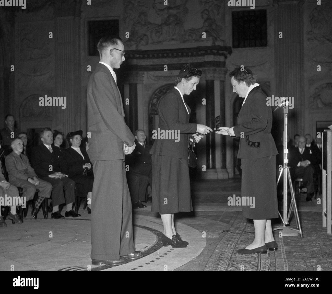 Präsentation von Widerstand Kreuze von Königin Juliana in Amsterdam. Witwe B. de Boer-Kok (Meppel) in Amsterdam, Noord-Holland Ca. Januar 1953 Stockfoto