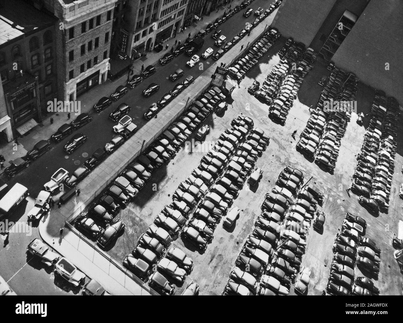Rockefeller Center Parkplatz, 40 West 49th Street, vom Museum für Moderne Kunst, 10. Stock, 14 West 49th Street (Zeit und Leben Gebäude), Manhattan. Ca. 1938 Stockfoto
