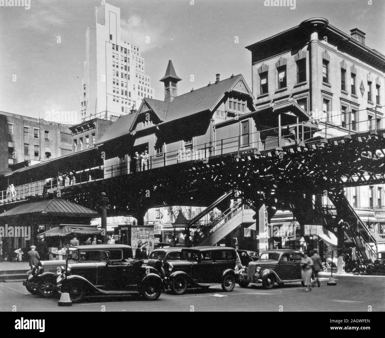 Erhöhte Bahnhof in Hannover Square in Manhattan, Autos, Gebäude verschiedener Epochen über Ca. 1936 Stockfoto