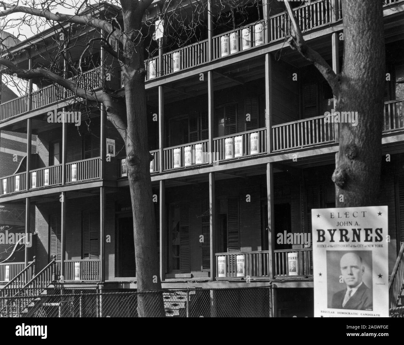 Holzrahmen häuser mit Veranden, John Byrne Kampagne Zeichen prominent auf Baum vor und auf Portal-geländer angezeigt. Stockfoto