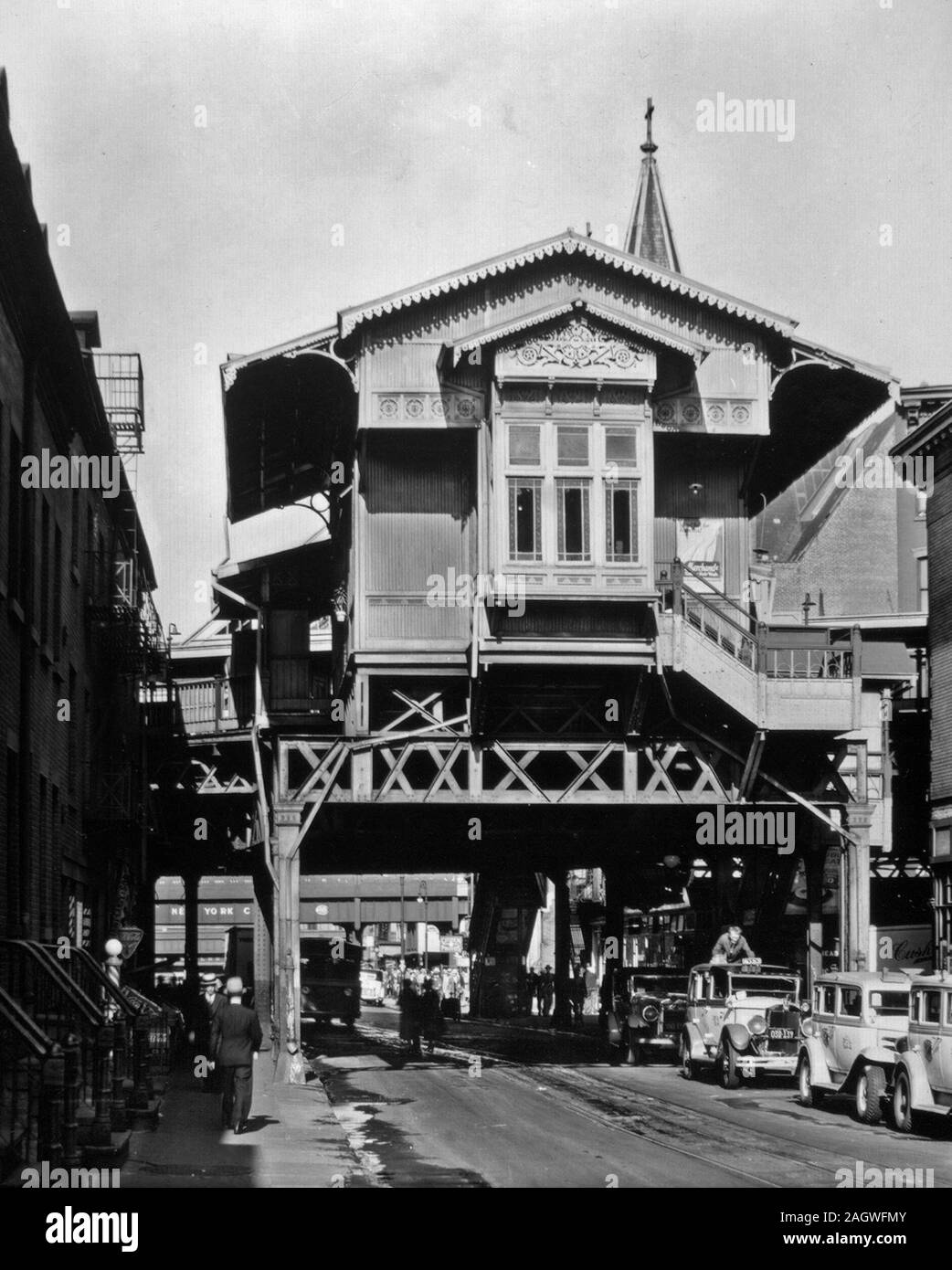 1930er Jahre New York City-El' Bahnhof, 9. Avenue Line, Christopher und Greenwich Straßen, Manhattan. Leitung der Kbs, unter erhöhten Bahnhof, erhöhte Struktur (West Side Highway?) Darüber hinaus. Ca. 1936 Stockfoto