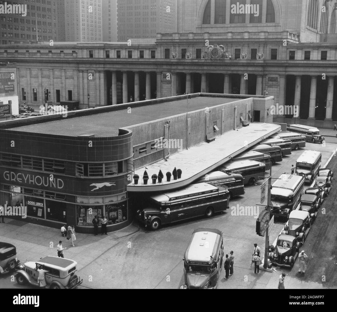 Blick auf die Klemme von oben, Busse, zwei story Station mit gebogenen Ecken; kbs im Vordergrund, Penn Station darüber hinaus. Stockfoto