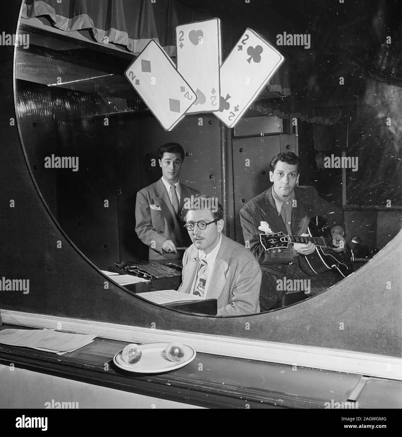 Portrait von Terry Gibbs, Harry biss, und Bill (Buddy) De Arango, drei Zweien, New York, N.Y., Ca. Juni 1947 Stockfoto