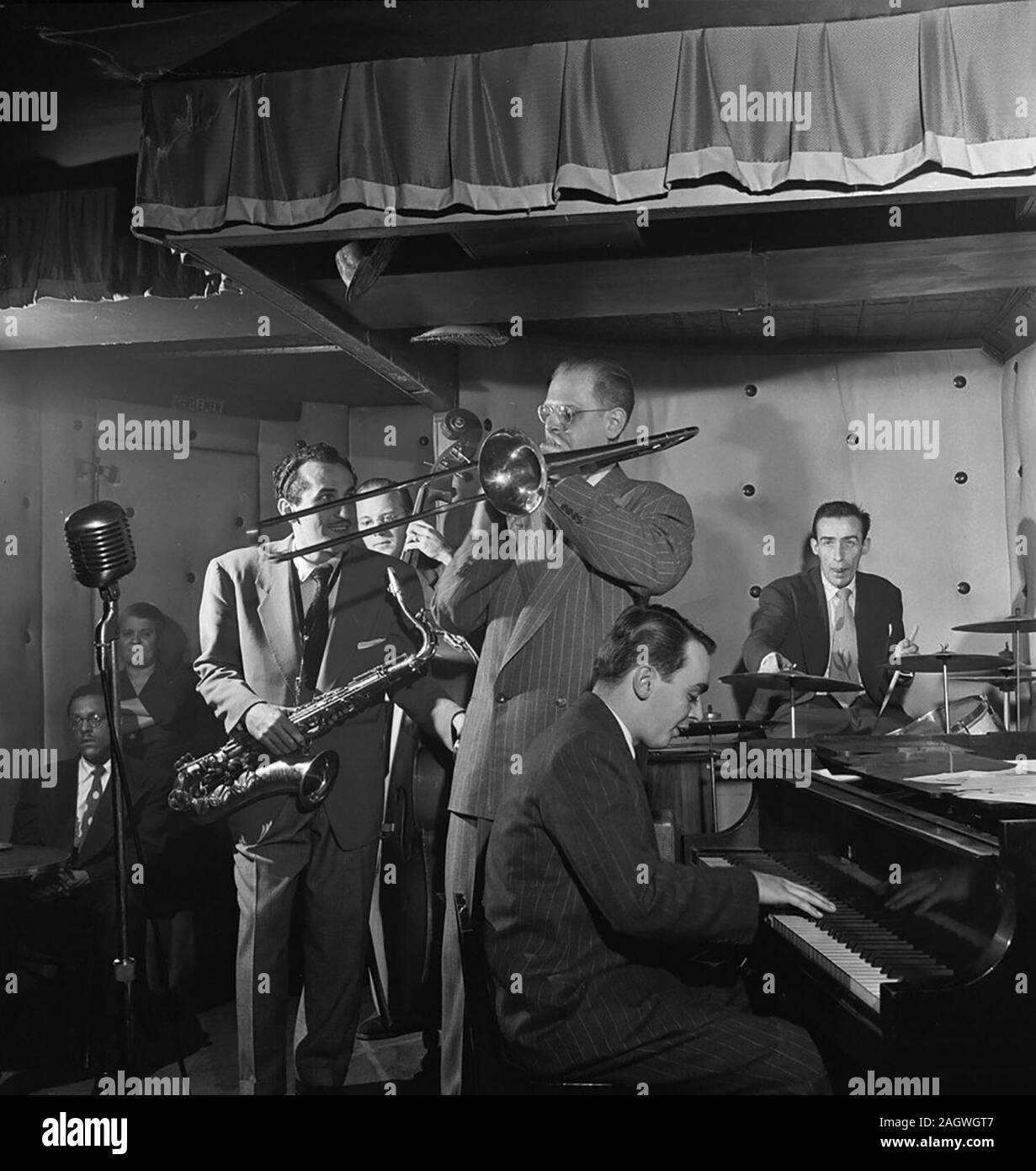 Portrait von Charlie Ventura, Curley Russell, Bill Harris, Ralph Burns, und Dave Tough, drei Zweien, New York, N.Y., Ca. Jan. 1947 Stockfoto