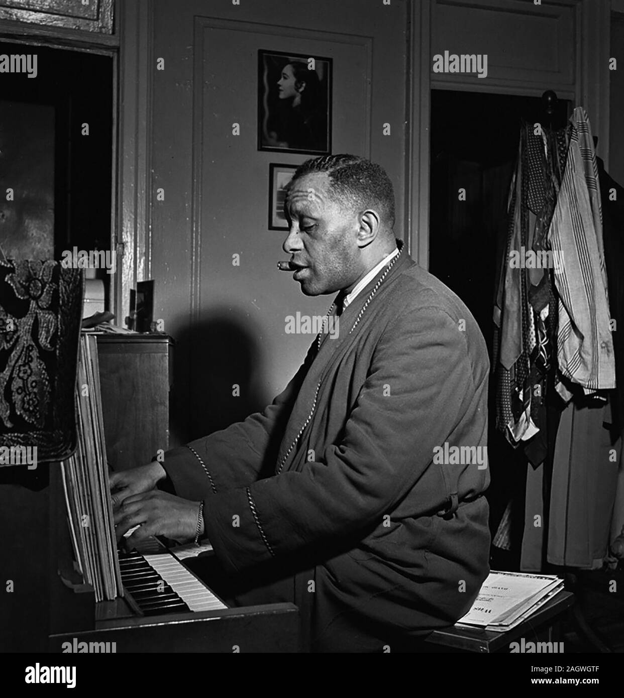 Portrait von Willie Smith in seiner Wohnung, Manhattan, New York, N.Y., Ca. Jan. 1947 Stockfoto