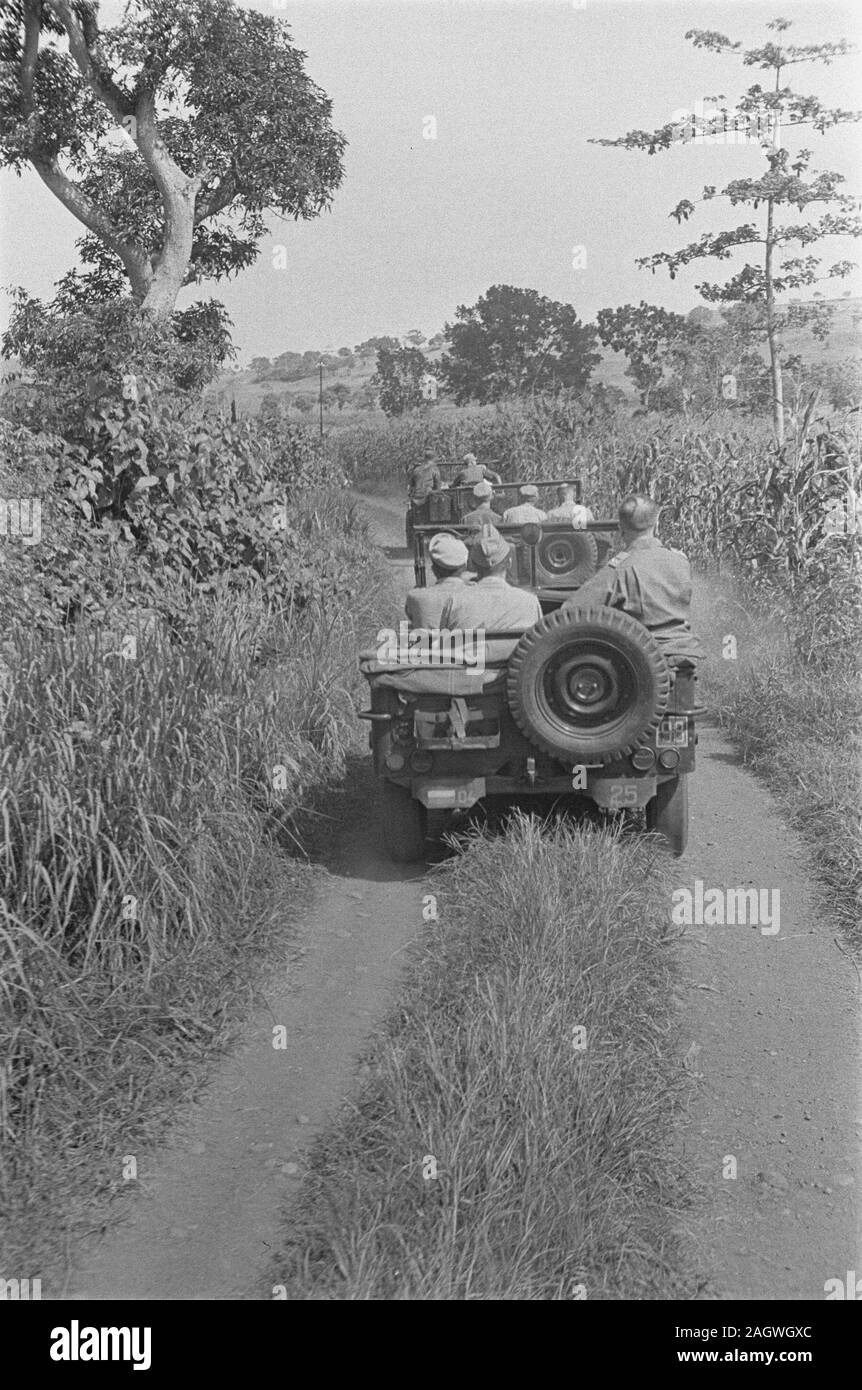 Soldaten fahren Jeeps durch eine ländliche Gegend von Indonesien Ca. 1940 s Stockfoto