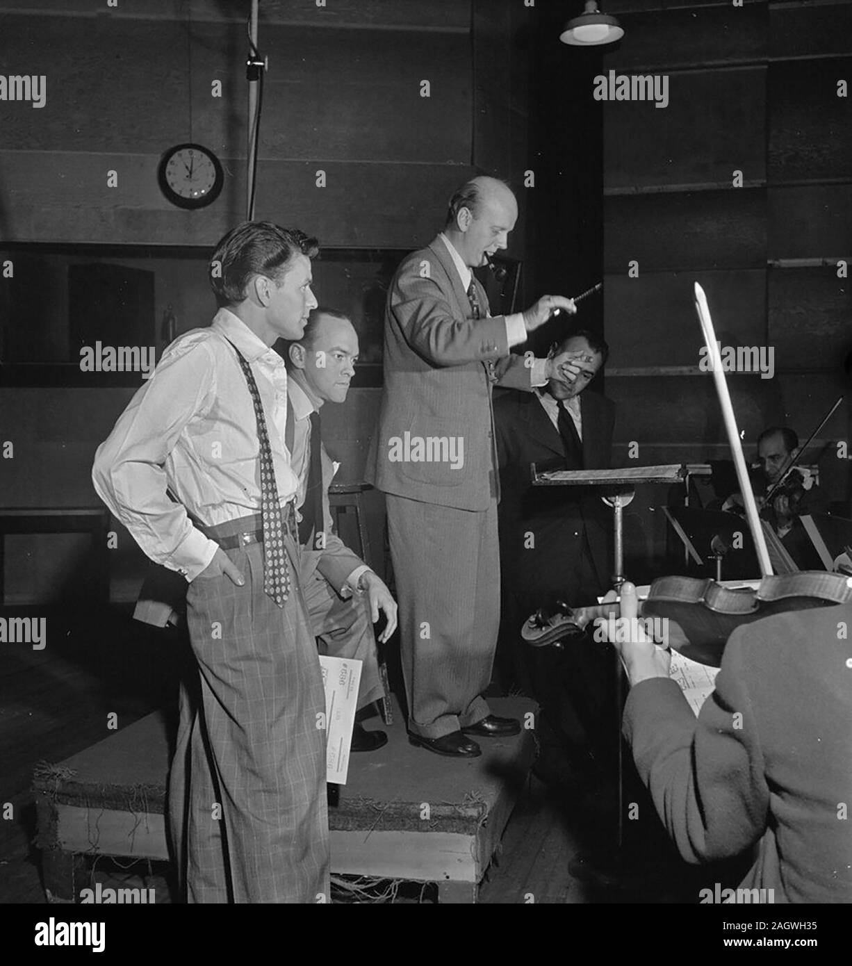 Portrait von Frank Sinatra und Axel Stordahl, Liederkrantz Hall, New York, N.Y., Ca. 1947 Stockfoto